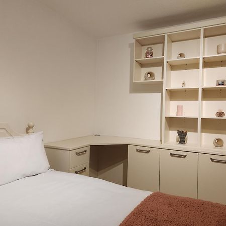 Elmdon House With 4 Spacious Bedrooms To Choose 伯明翰 外观 照片