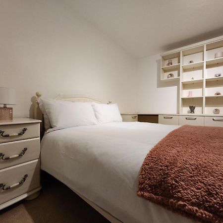 Elmdon House With 4 Spacious Bedrooms To Choose 伯明翰 外观 照片