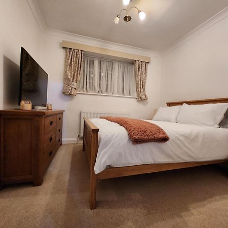 Elmdon House With 4 Spacious Bedrooms To Choose 伯明翰 外观 照片