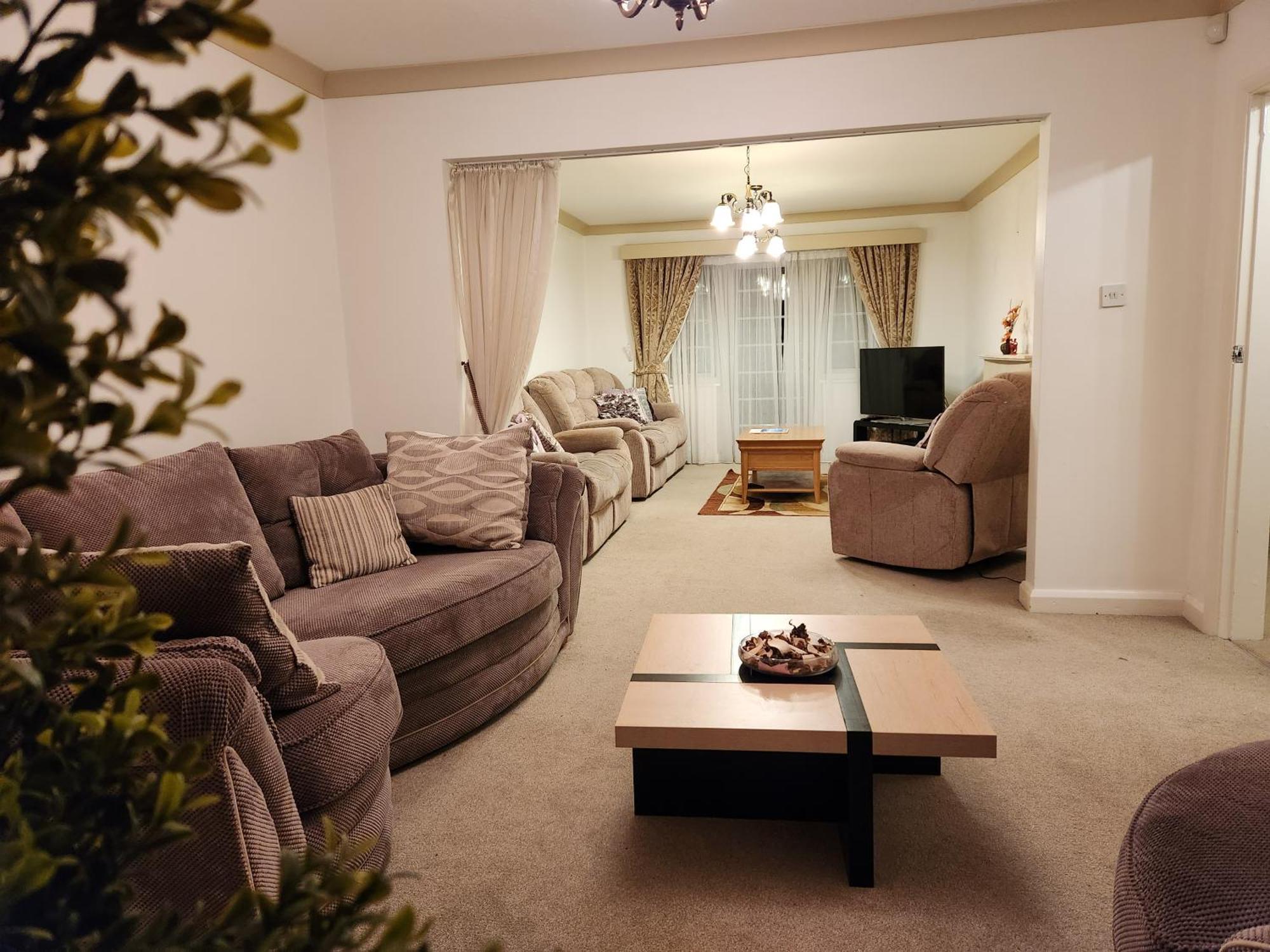 Elmdon House With 4 Spacious Bedrooms To Choose 伯明翰 外观 照片