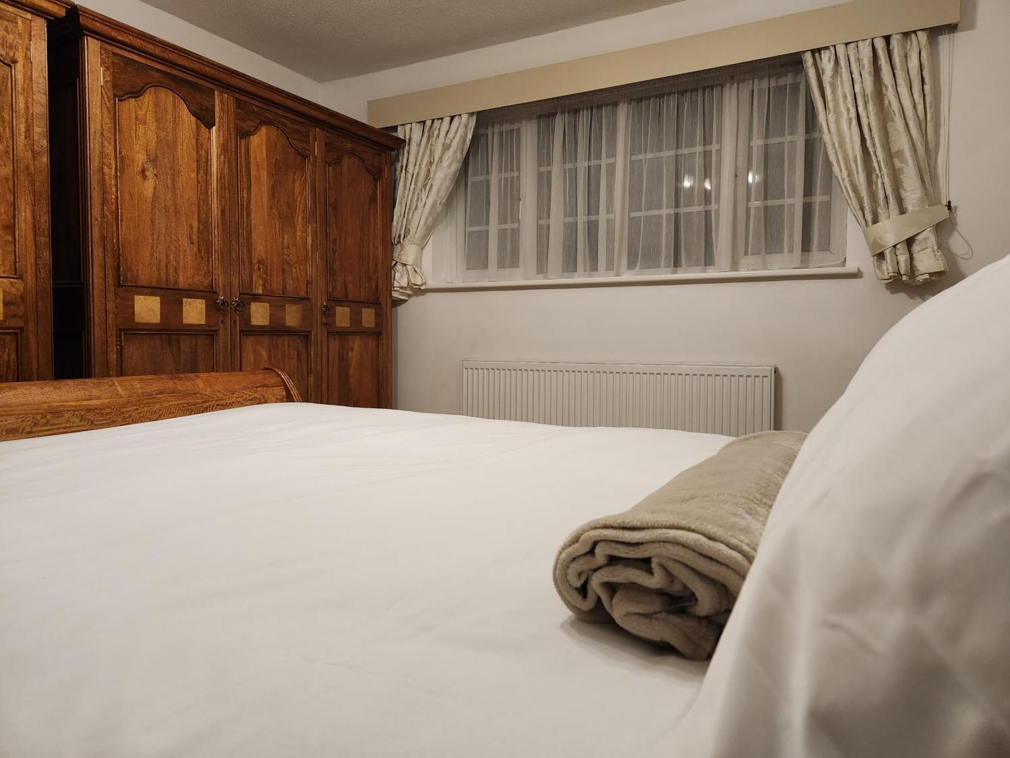 Elmdon House With 4 Spacious Bedrooms To Choose 伯明翰 外观 照片