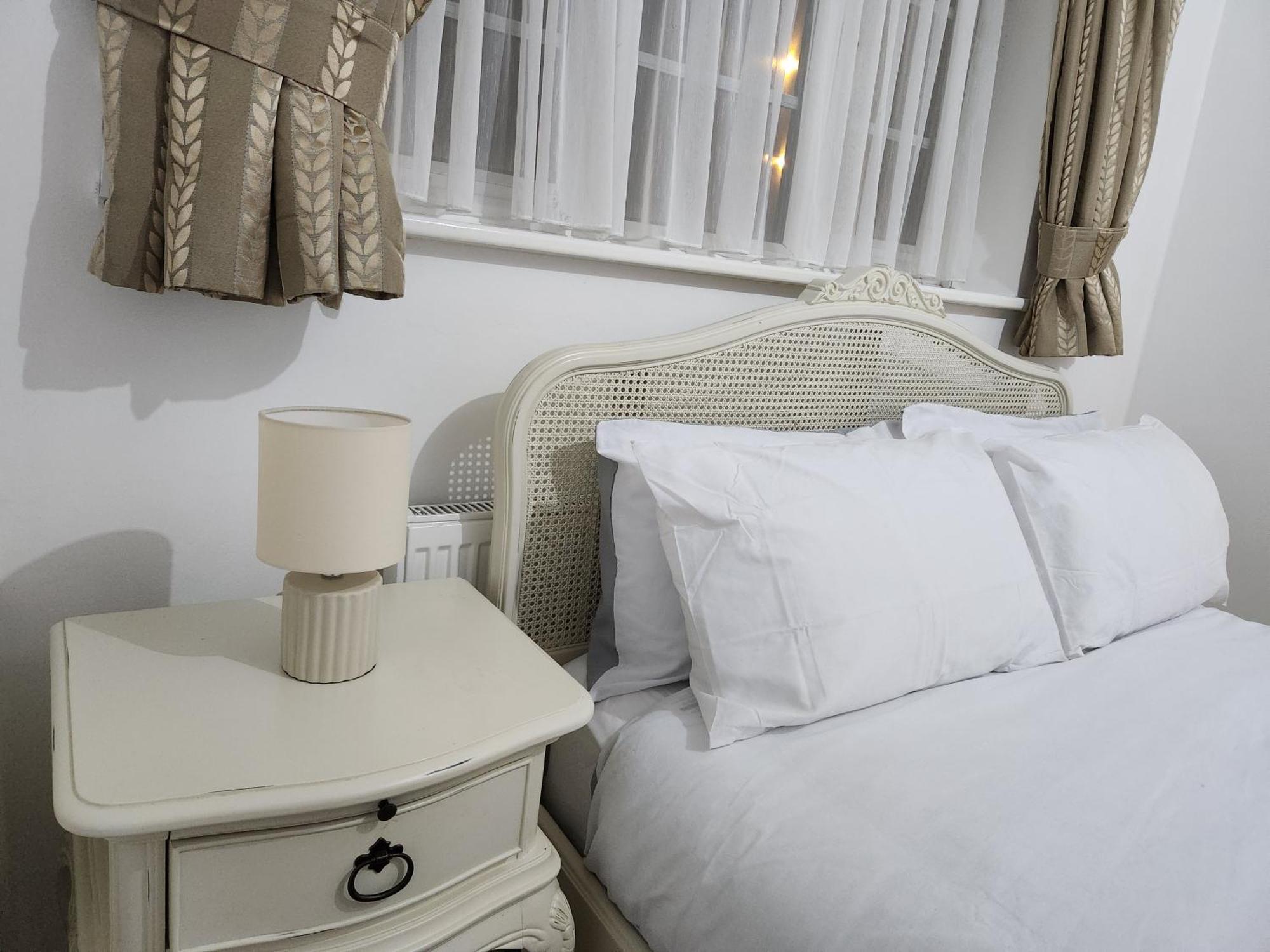 Elmdon House With 4 Spacious Bedrooms To Choose 伯明翰 外观 照片