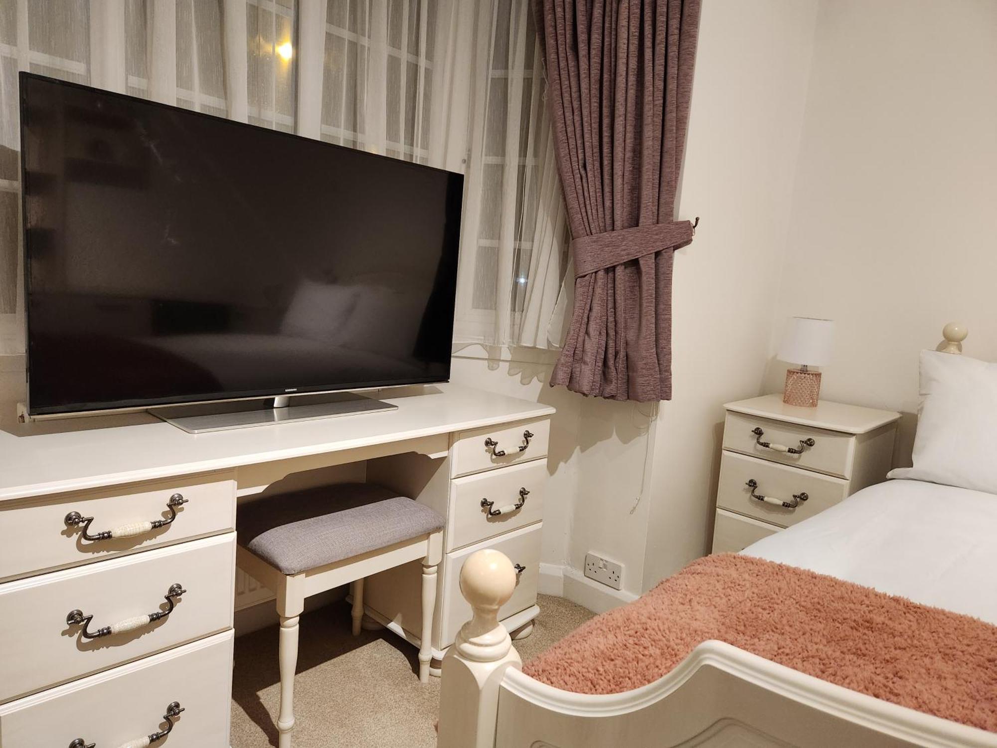Elmdon House With 4 Spacious Bedrooms To Choose 伯明翰 外观 照片